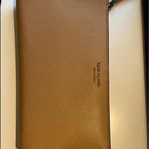 Kate Spade wristlet, in good condition.